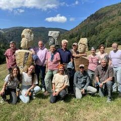 Die KursteilnehmerInnen von Kurs K5-26 mit den Skulpturen Nubischer W&auml;chter VI&comma; Orpheus und D&auml;dalus &lpar;v&period; lks&period; nach rechts&rpar;