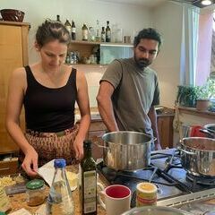 Tochter Elena mit Freund Himanshu bereiten das indische Men&uuml; vor&period;