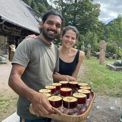 Himanshu und Elena bringen das Dessert