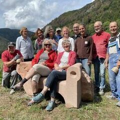 Die KursteilnehmerInnen von Kurs K6-26 auf und um dem neuen Steinsofa