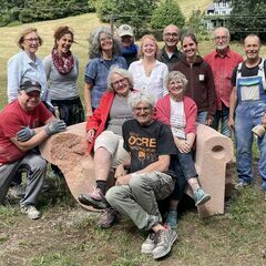 Die KursteilnehmerInnen von Kurs K6-26 auf und um dem neuen Steinsofa mit dem Kursleiter
