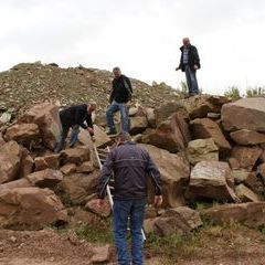 Fieberhaftes Fahnden im Steinbruch nach dem Stein des Glücks ...