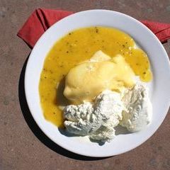 Das Maierhof Menü: Vanilleeis und Aprikosensorbet an Mangosauce als Nachspeise