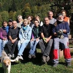 Die Kursteilnehmer vom Kurs K9-11 am Altar mit dem Blick zum Schauinsland