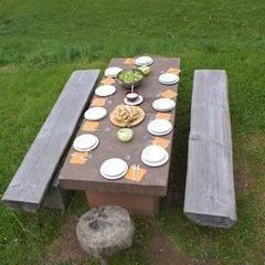 Der gedeckte Altar in Erwartung seiner Gäste