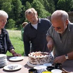 Die Schwarzwälder Kirschtorte als "Durchbruchgabe" der zwei Durchbruchaspiranten mit professionellem Pfälzer Tortenschneider