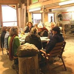 Mittagessen im Atelier - der Altar draussen verwaist in Kälte und Schnee