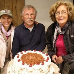 Die drei "Durchbrüchler" mit gespendeter Schwarzwälder Kirschtorte