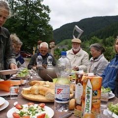 Frostiges Mittagessen der tapferen Kursteilnehmer am Sonntag