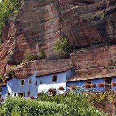 "Les maisons rochers" Das kleine Dorf Graufthal im Zinseltal entstand im 12. Jahrhundert rund um die dortige Benediktinerabtei. Mehrere in die hohen Felsen aus rosa Sandstein gegrabene Höhlen dienten den Mönchen als Lager.