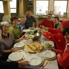 Essen fassen und zum Nachtisch Witze klopfen: Die Rothemden gegen die Bunthemden