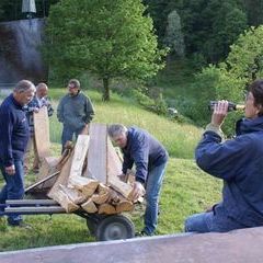 Männer richten gemeinsam das Feuer während Frau schon zum gemütlichen Teil übergegangen ist ;-)