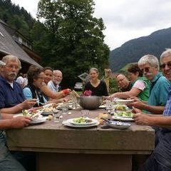 Sonntag Mittag am Altar bei sommerlichen Temperaturen.