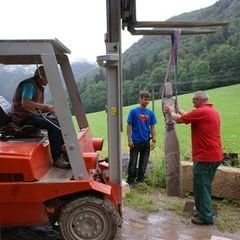 Eine Arbeit aus den letzten Kursen wird abgeholt.