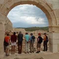 Ausblick von der Arkade des Bouleuterions in byzantinische Gebäudereste