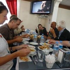 Einladung der Gruppe in ein Restaurant in Gölhisar vom Steintransporteur Ihsan