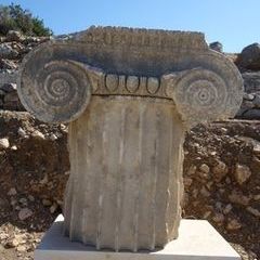 Obere Säulentrommel mit dorischem Kapitell an der Hauptstraße in Xanthos