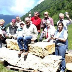 Die Kursteilnehmer des Kurses K4-15 im Steinlager des Maierhofs bei gleißender Sonne :-)