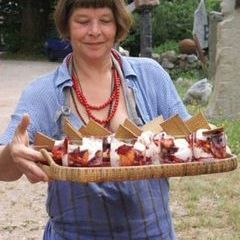 Eh voilà : Madame Mange trägt das Dessert höchstpersönlich zu Tisch