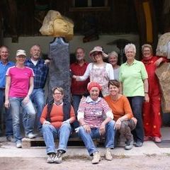 Die produktiven Teilnehmer des Kurses K8-15 mit den Skulpturen "Cosmea Gialla" und "Odeon" in Sommerlaune