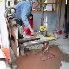 Ein Stein wird durchbohrt