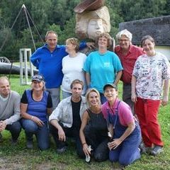 Das Steinhauerteam von K7-10 mit der "Trägerin des Wassers"