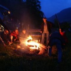 Stockbrotbacken am ersten Abend zwischen Regen und Traufe ...